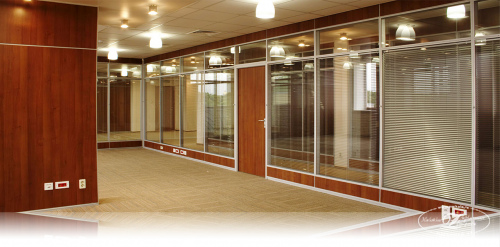 Перегородки противопожарные в широком коридоре под дерево